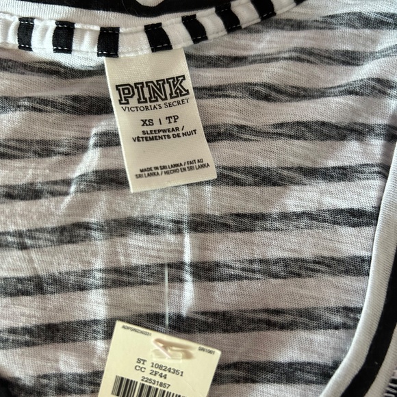 $6.99 SHIPPING PINK Victoria’s Secret Black & White V Neck Shirt - Picture 2 of 2